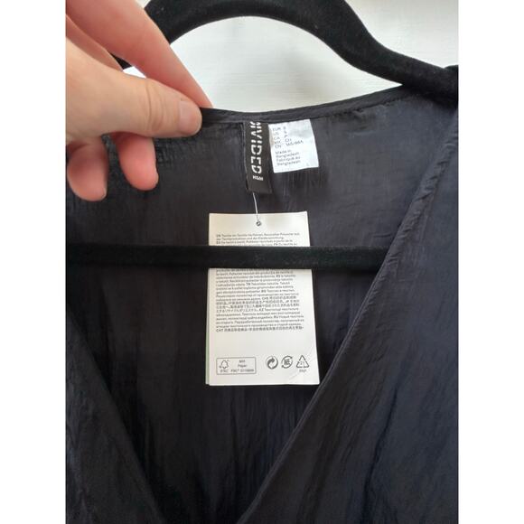 H&M Divided Black Long Sleeved Wrap Crinkle Top Size S NWT - Picture 4 of 6
